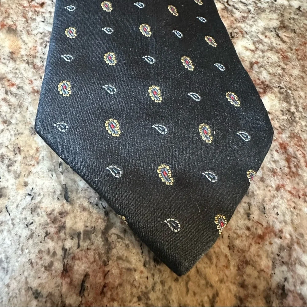 Elegant Navy Teardrop Paisley Tie